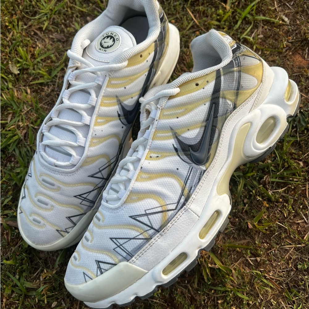 CLEAN Nike Air Max Plus size 12 Mens La Requin White running shoes